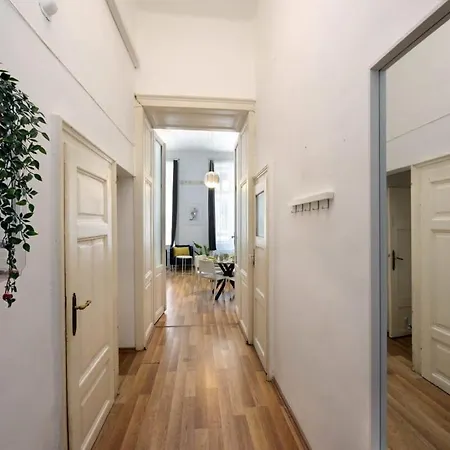 Spacious Basic In The Center شقة بودابست