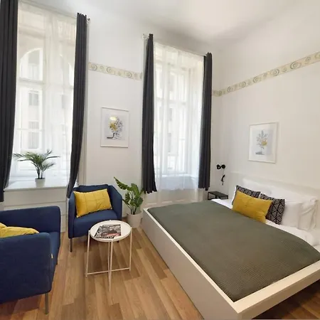 Spacious Basic In The Center