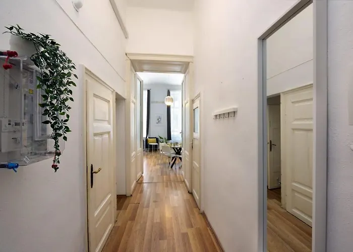 Spacious Basic In The Center Appartamento Budapest