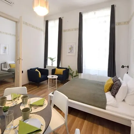Spacious Basic In The Center Apartman Budapest
